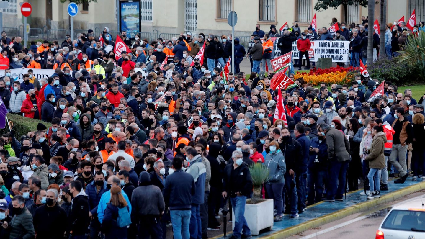 Más de 3.000 personas se manifiestan en Algeciras para pedir un convenio justo para el sector del metal este lunes. (EFE/A. Carrasco Ragel)