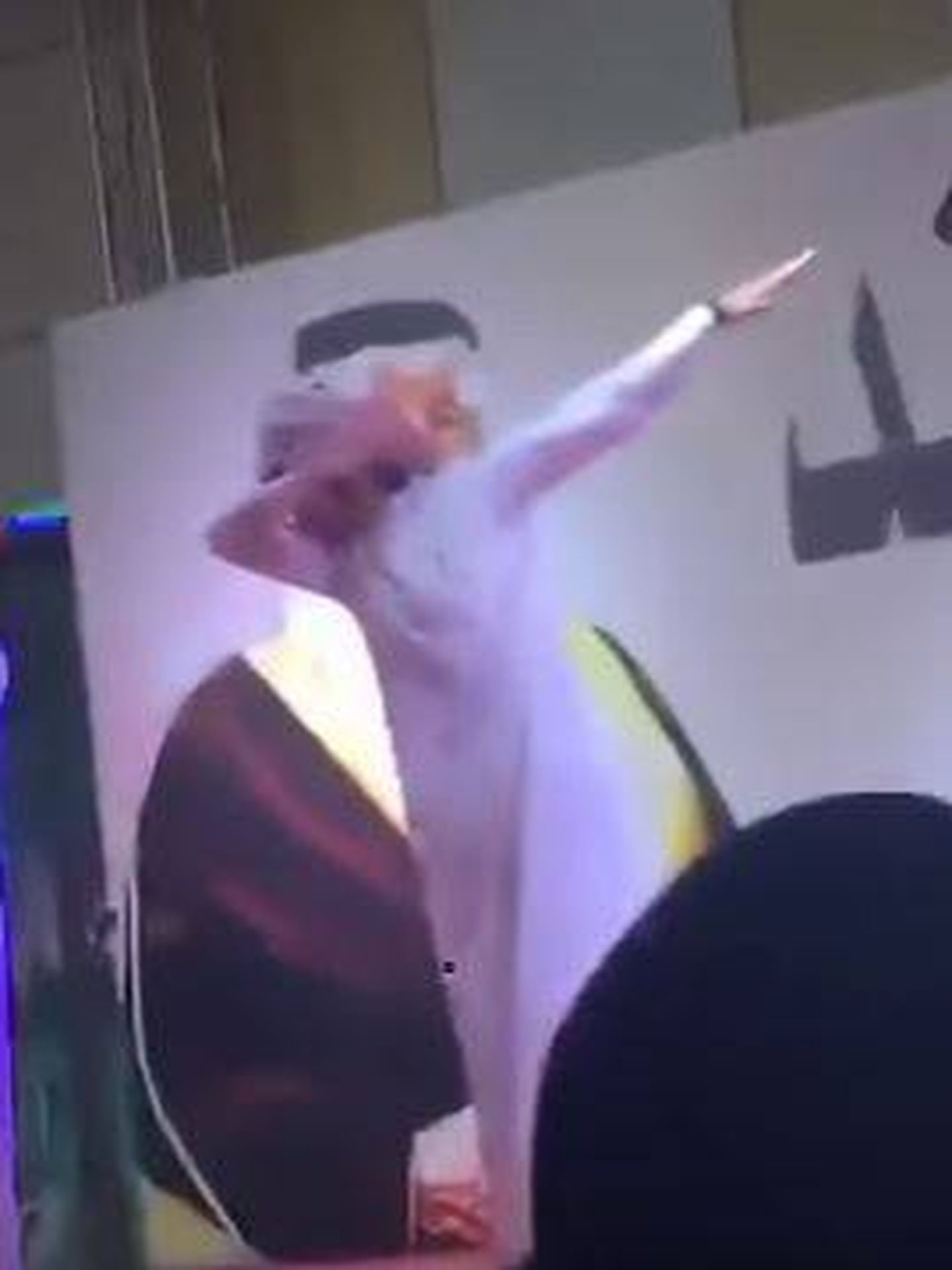 Actor saudí haciendo 'dab dance'. (YouTube)