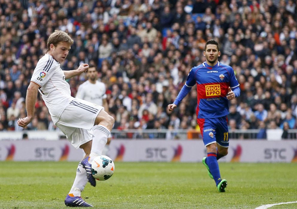 Foto: Asier Illarramendi se dispone a golpear la pelota en un encuentro de la pasada temporada con el Real Madrid. (