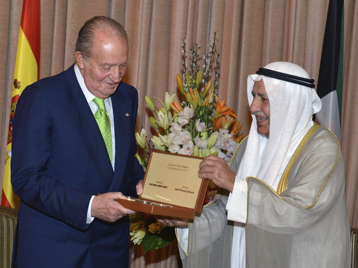 Foto: Juan Carlos I recibe en 2014 un regalo de manos del presidente de la Cámara de Comercio e Industrias de Kuwait (KCCI), Ali Thunayan Al-Ghanim (EFE)