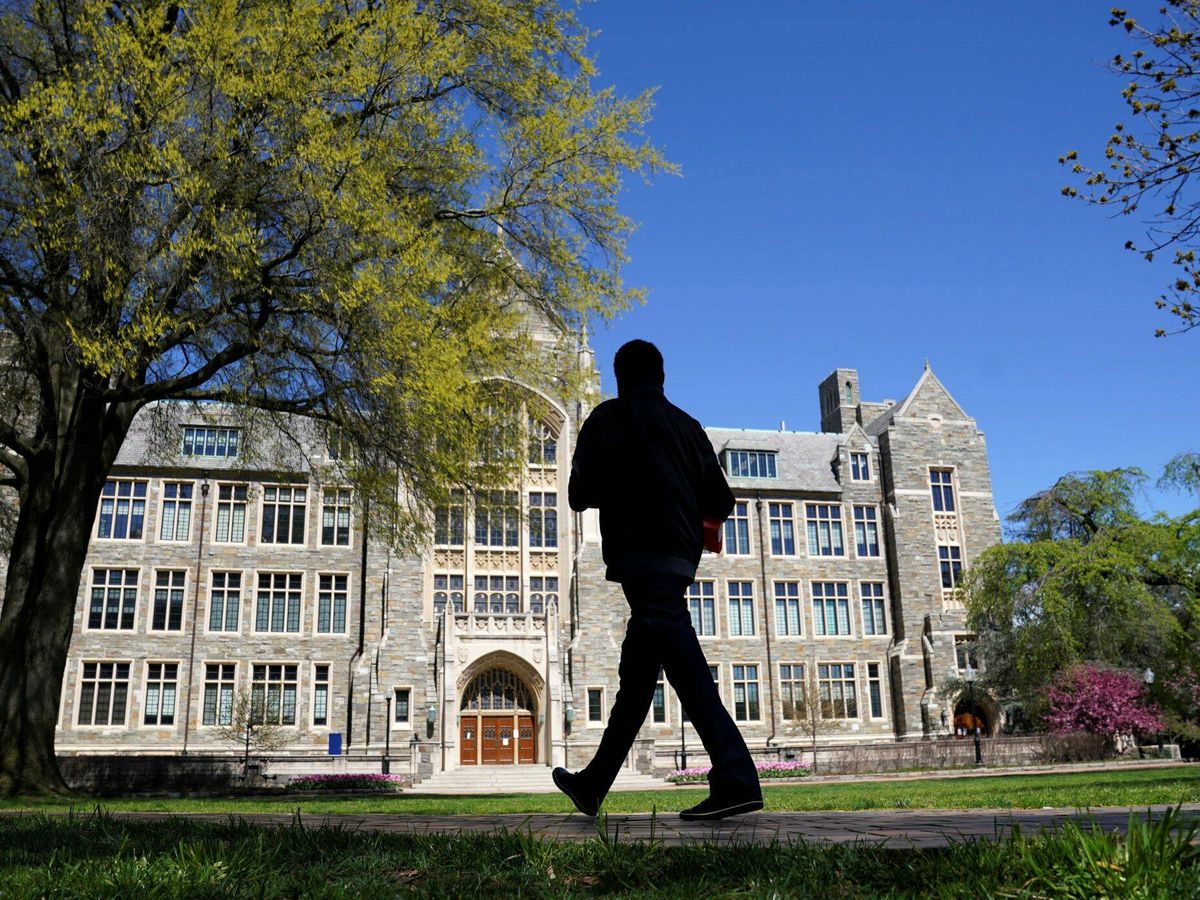 Foto: Un hombre camina por el campus de la Universidad de Georgetown, en Washington DC. (Reuters/Kevin Lamarque)