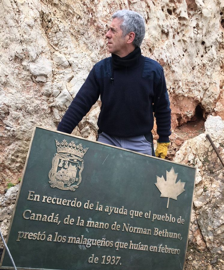 Foto: La nueva placa en homenaje a Norman Bethune colocada esta semana en el Paseo de los Canadienses de Málaga. (Agustín Rivera)