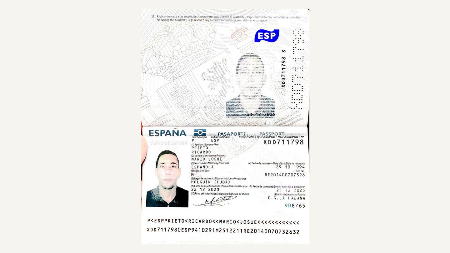 El pasaporte español de Mario Josué Prieto Ricardo. (EC)