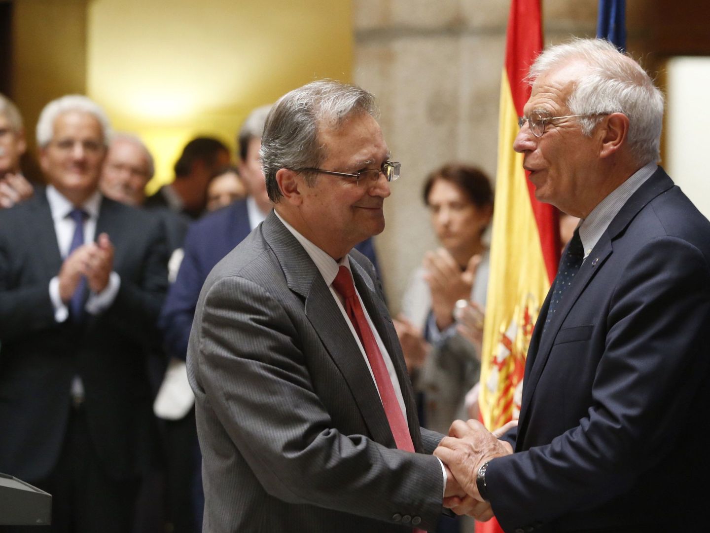 Josep Borrell felicita al secretario de Estado de Cooperación Internacional y para Iberoamérica y el Caribe, Juan Pablo de Laiglesia, el pasado 27 de junio. (EFE)