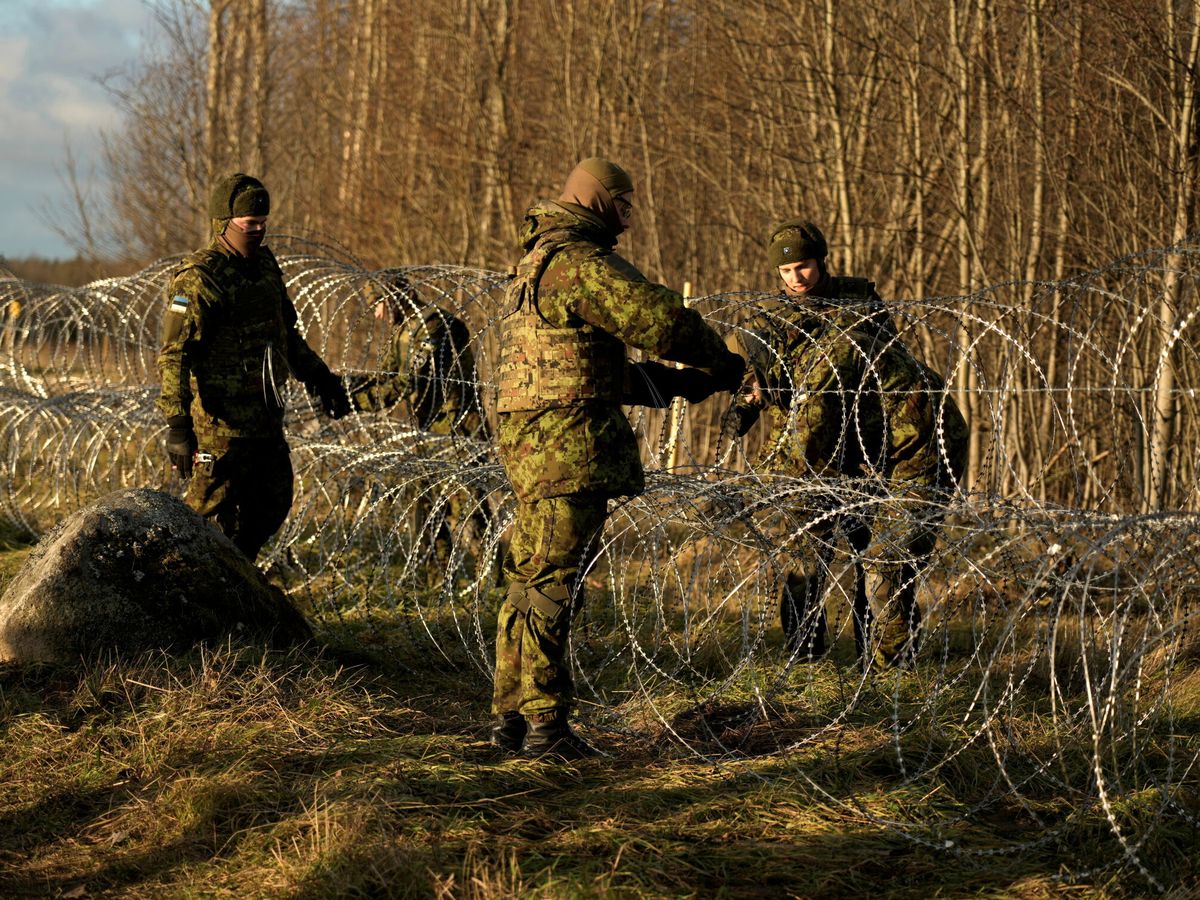 Foto: Soldados estonios realizan un ejercicio en la frontera con Rusia en 2021. (Reuters/Ints Kalnins)