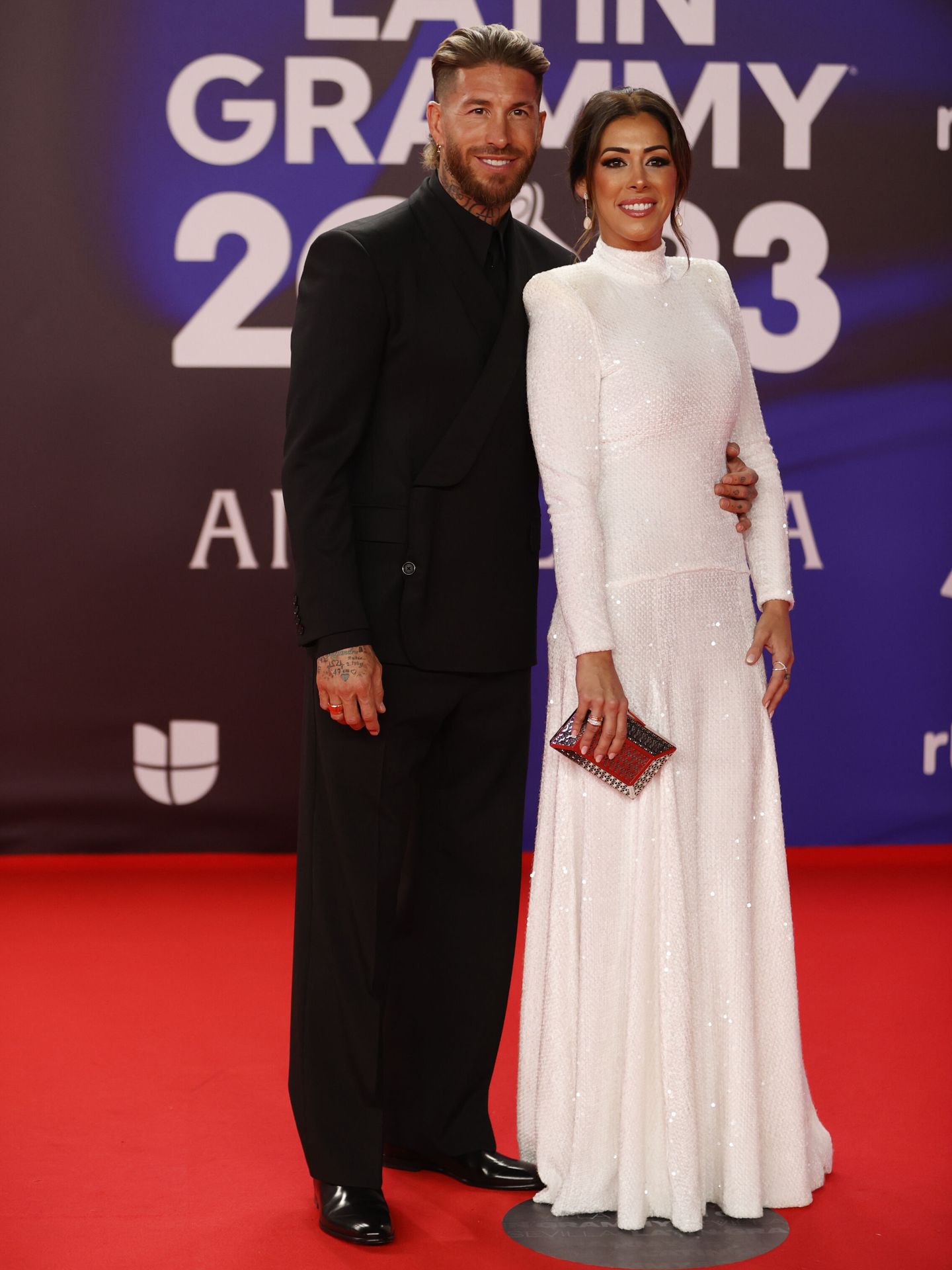 Sergio y Mirian Ramos en la alfombra roja de los Latin Grammy en Sevilla. (EFE/Jorge Zapata)