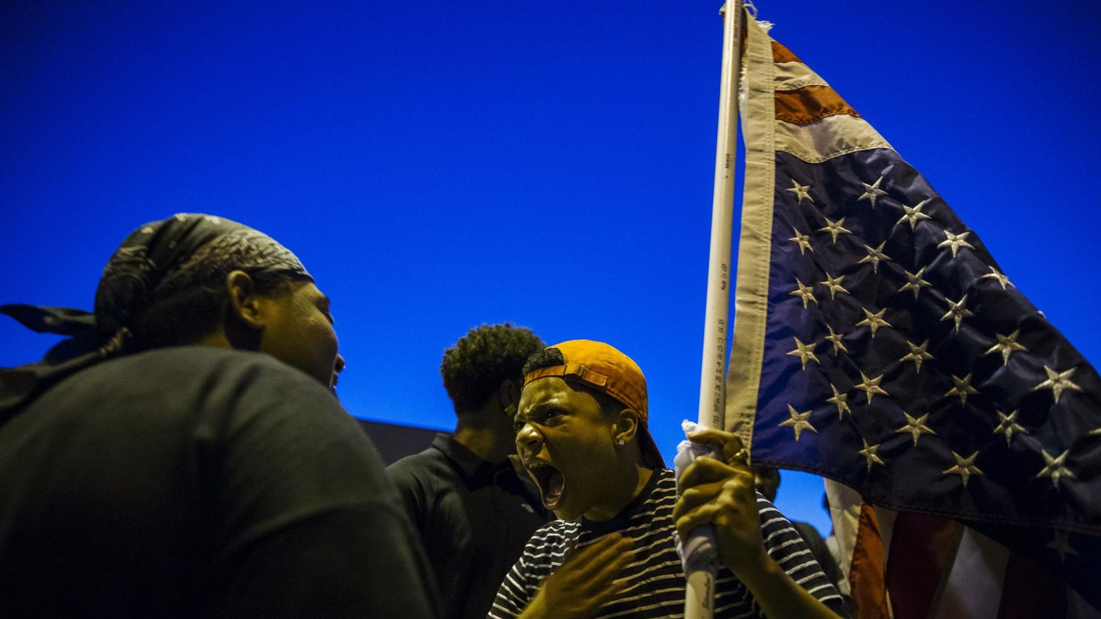 Foto: Un manifestante grita durante una marcha de protesta en Ferguson, Misuri, el 10 de agosto de 2015 (Reuters).