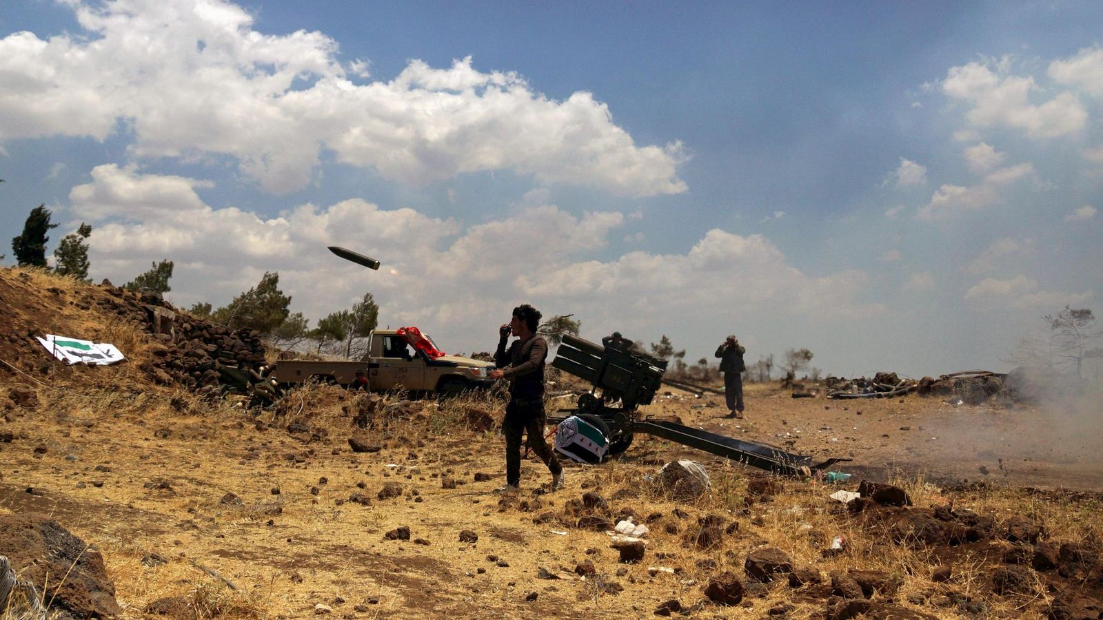 Foto: Combatientes del Ejército Libre Sirio luchan contra fuerzas del régimen en Quneitra, el 17 de junio de 2015 (Reuters).