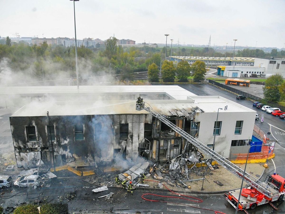 Mueren 8 personas al estrellarse un avión contra un edificio cerca de Milán