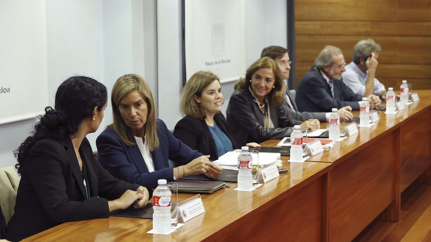 Foto de archivo de la reunión del Comité Especial para la Gestión en España del Ébola celebrada en La Moncloa y presidida por Soraya Saénz de Santamaría. En último plano aparece Simón. (EFE)