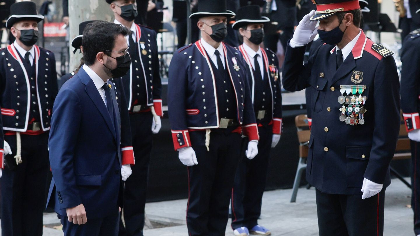 El presidente de la Generalitat, Pere Aragonés, saludado por el mayor de los Mossos d'Esquadra, José Luis Trapero, durante la última Diada. (EFE)