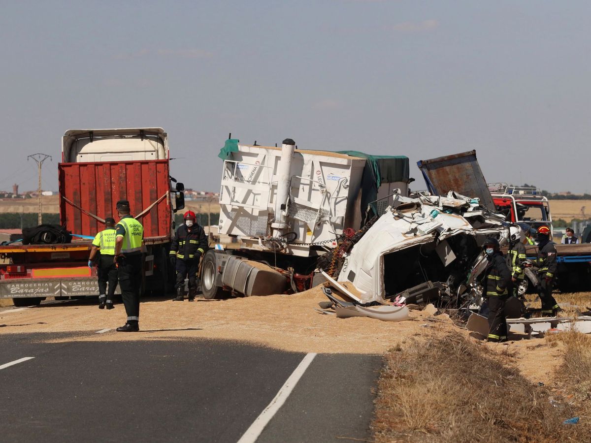 Foto: Dos muertos al chocar dos camiones en macotera (salamanca)