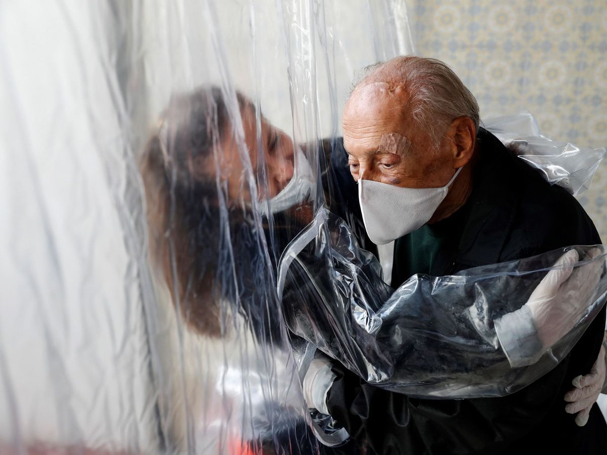 Foto: Una cortina permite familias volver a abrazar ancianos en asilo de sao paulo