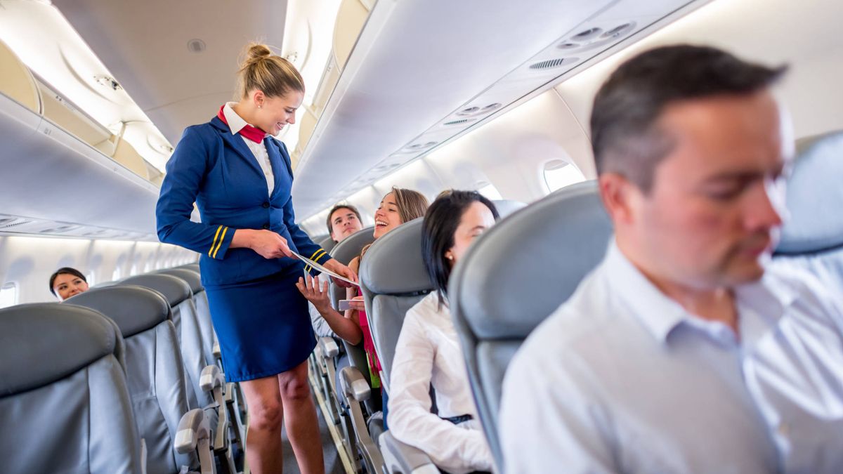 Las azafatas desvelan los secretos para que tu viaje en avión sea mucho mejor