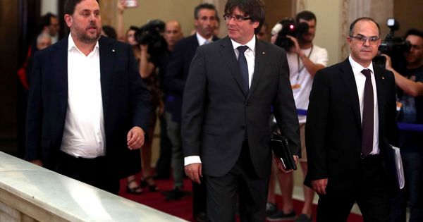 Foto: El presidente de la Generalitat, Carles Puigdemont (c), junto al vicepresidente y conseller de Economía, Oriol Junqueras (i), y el conseller de la Presidencia, Jordi Turull, antes de la reunión con su grupo parlamentario. (EFE)