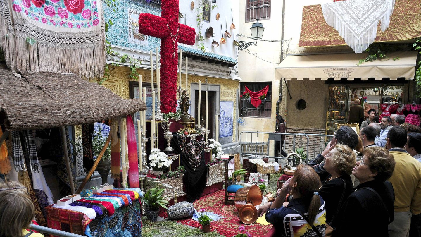 Granadinos y visitantes celebran en Granada la fiesta popular del Día de la Cruz. (EFE/ Miguel Angel Molina)