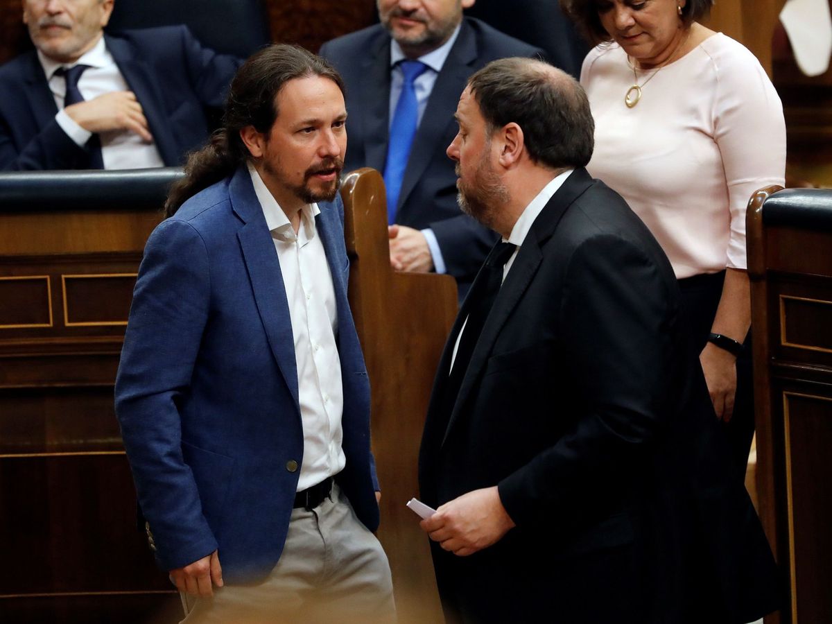 Foto: Pablo Iglesias conversa con Oriol Junqueras (d), durante la anterior sesión constitutiva de las Cortes. (EFE)