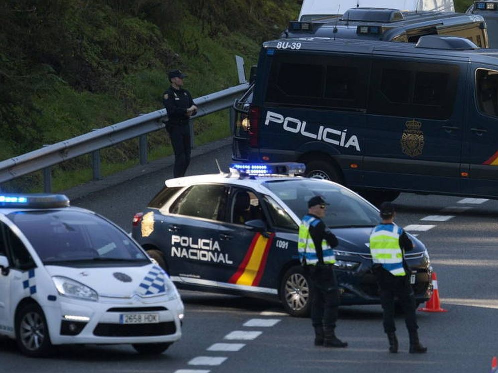 Foto: Agentes de la Policía Local de Vigo y de la Policía Nacional acudieron al lugar de los hechos (EFE)