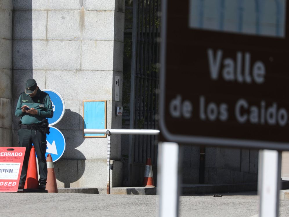 Foto: Guardia Civil en el acceso al Valle. (Reuters)