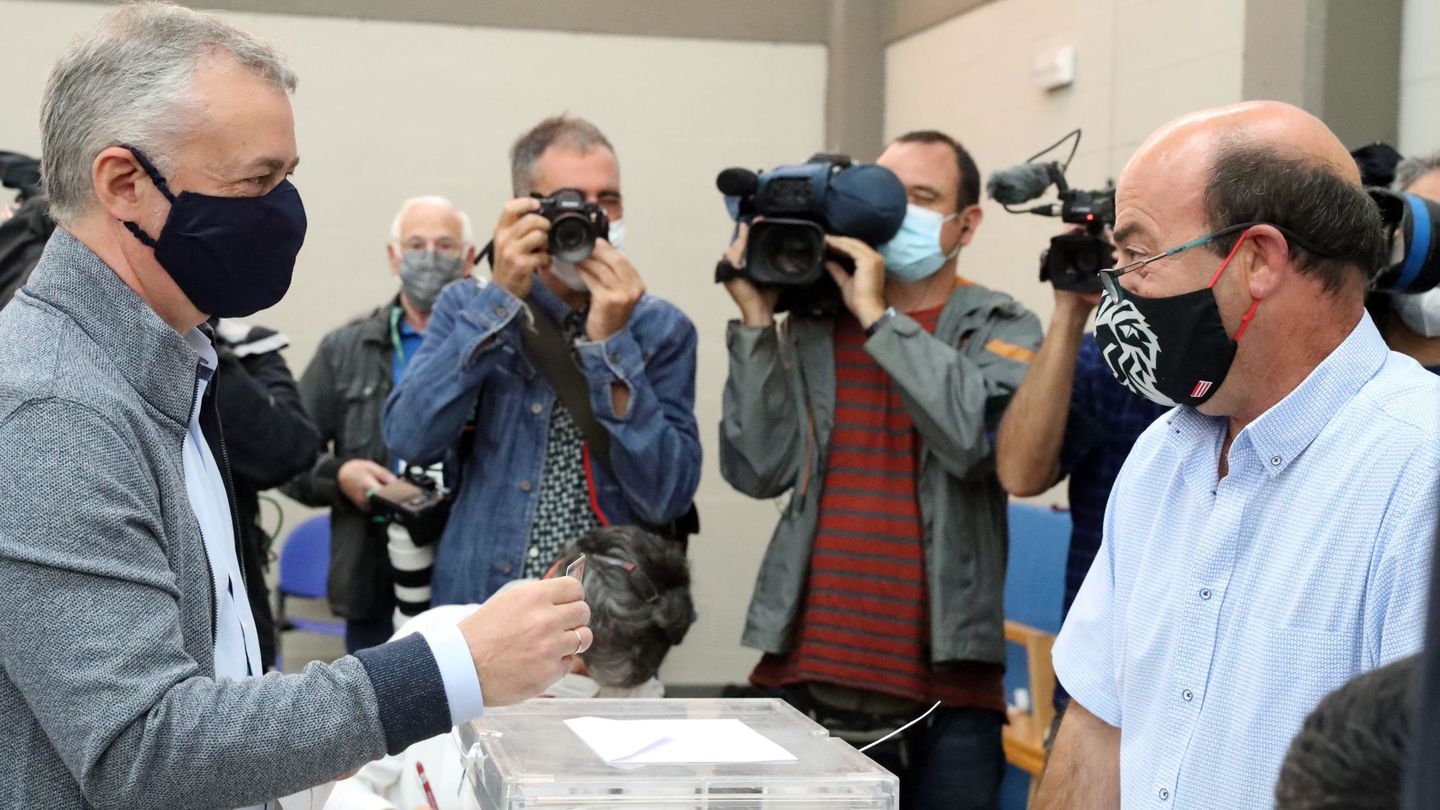 El lehendakari, Íñigo Urkulle, vota en las últimas elecciones.