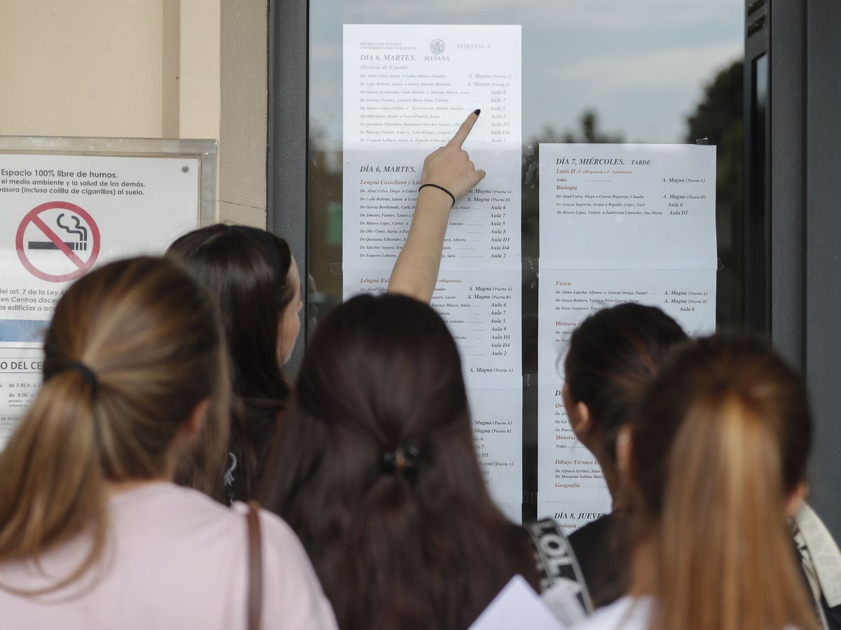 Foto: Unas alumnas miran el aula que les coresponde en la EBAU de Zaragoza. (EFE/Javier Cebollada)