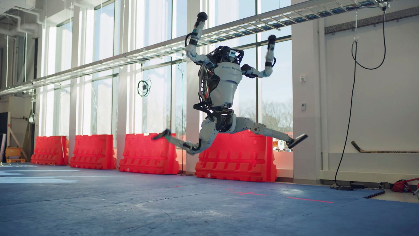 Los robots de Boston Dynamics están a años luz del Optimus de Tesla, que ha sido calificado de 'vergüenza ajena' por los expertos de la industria.