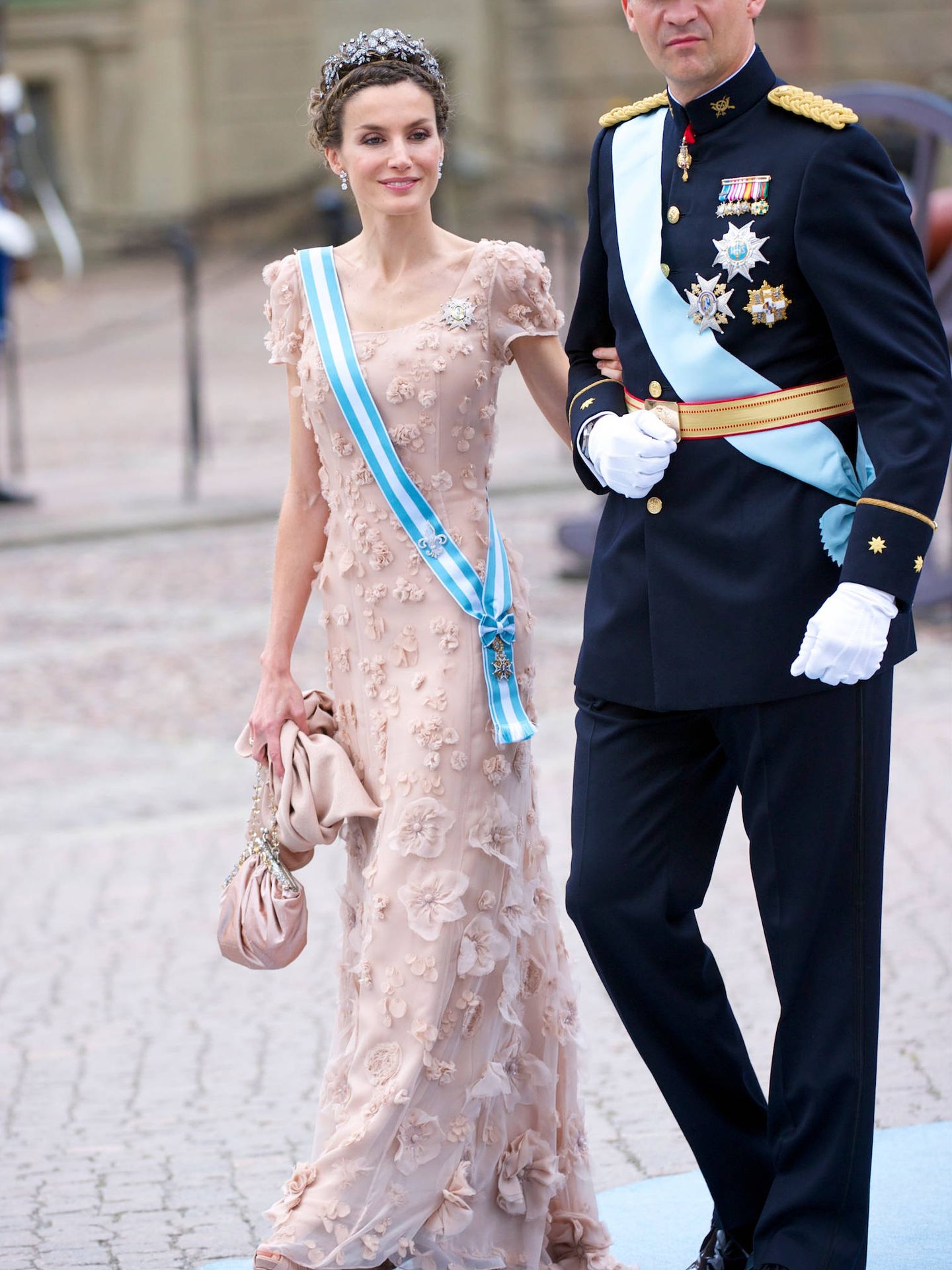 Felipe y Letizia, en la boda de Victoria de Suecia. (LP)