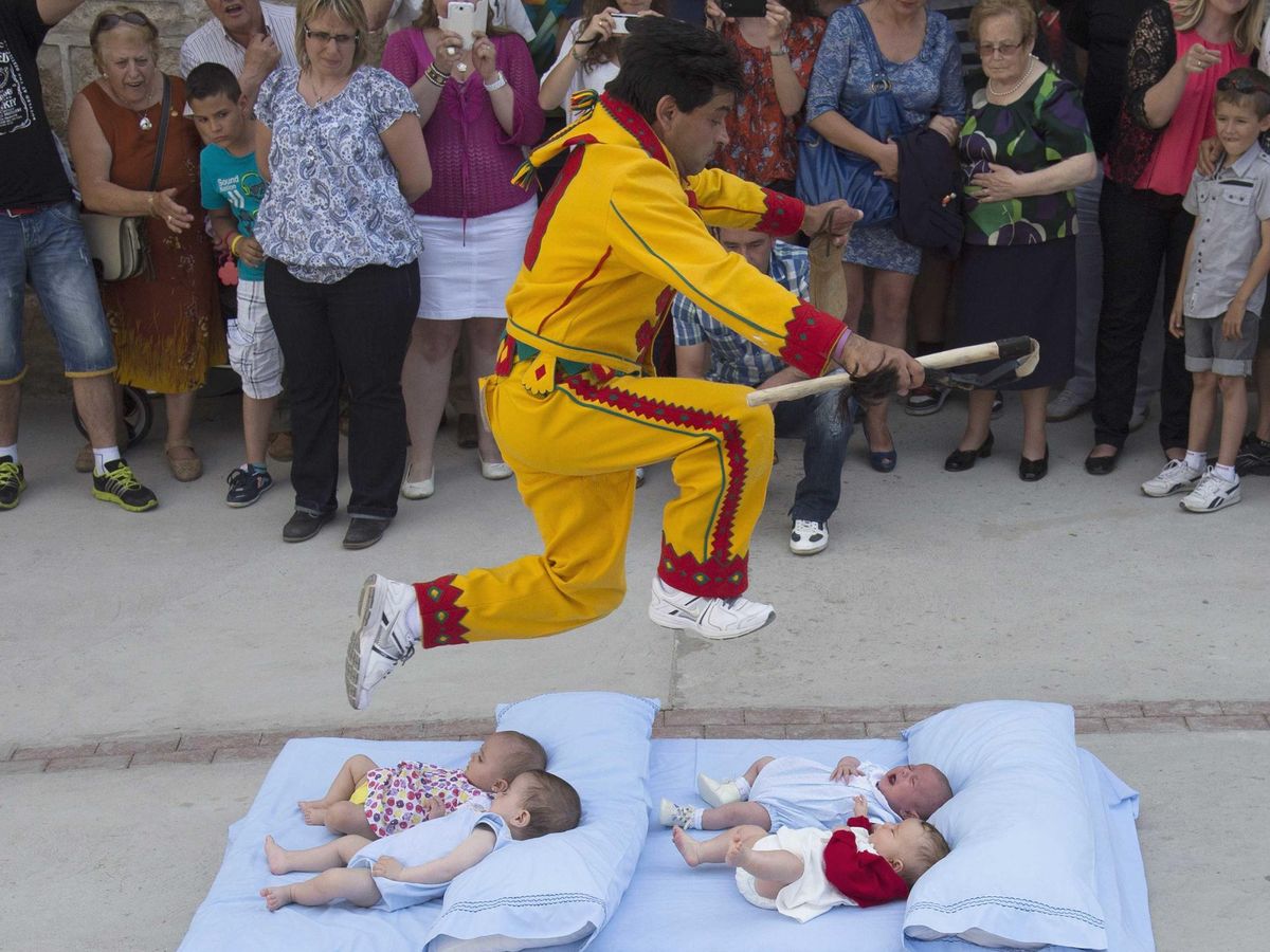Foto: La desconocida fiesta de un pueblo de Burgos en la que el diablo campa a sus anchas y salta sobre bebés (REUTERS/Ricardo Ordonez)