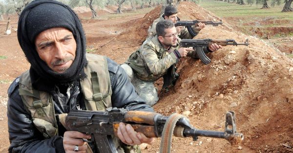 Foto: Combatientes del Ejército Libre Sirio respaldado por Turquía, durante un enfrentamiento en Azaz, en la frontera norte del país, en enero de 2018. (Reuters)