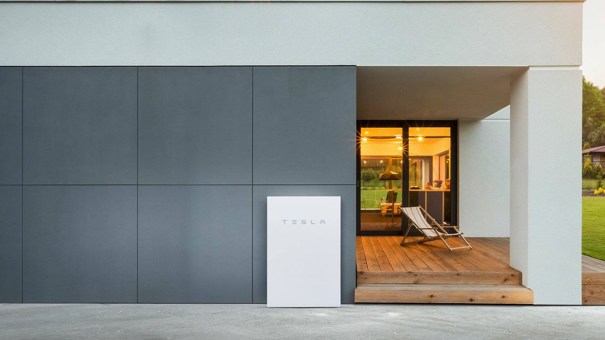 Holaluz sube un 5% en bolsa al ser la elegida por Tesla para instalar su batería doméstica