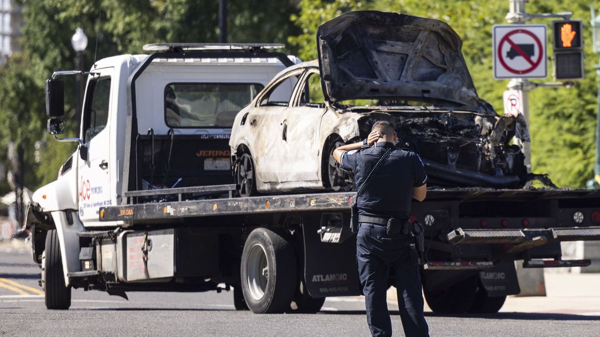 Un hombre estrella su vehículo ardiendo cerca del Capitolio y abre fuego antes de suicidarse