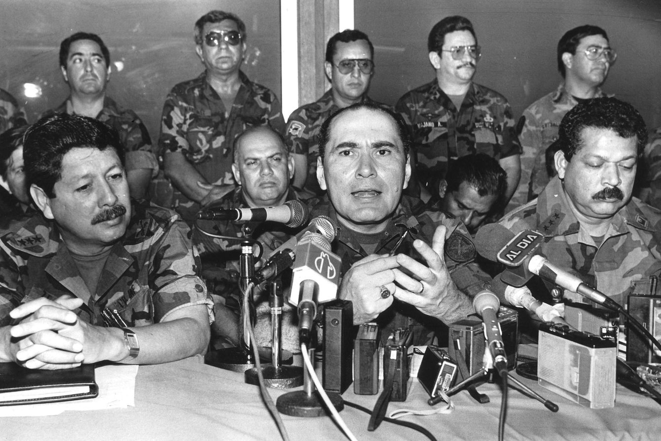 Foto: El coronel Inocente Orlando Montano (d) junto al general Humberto Larios, ministro de Defensa, en una imagen de 1990 (Reuters).  