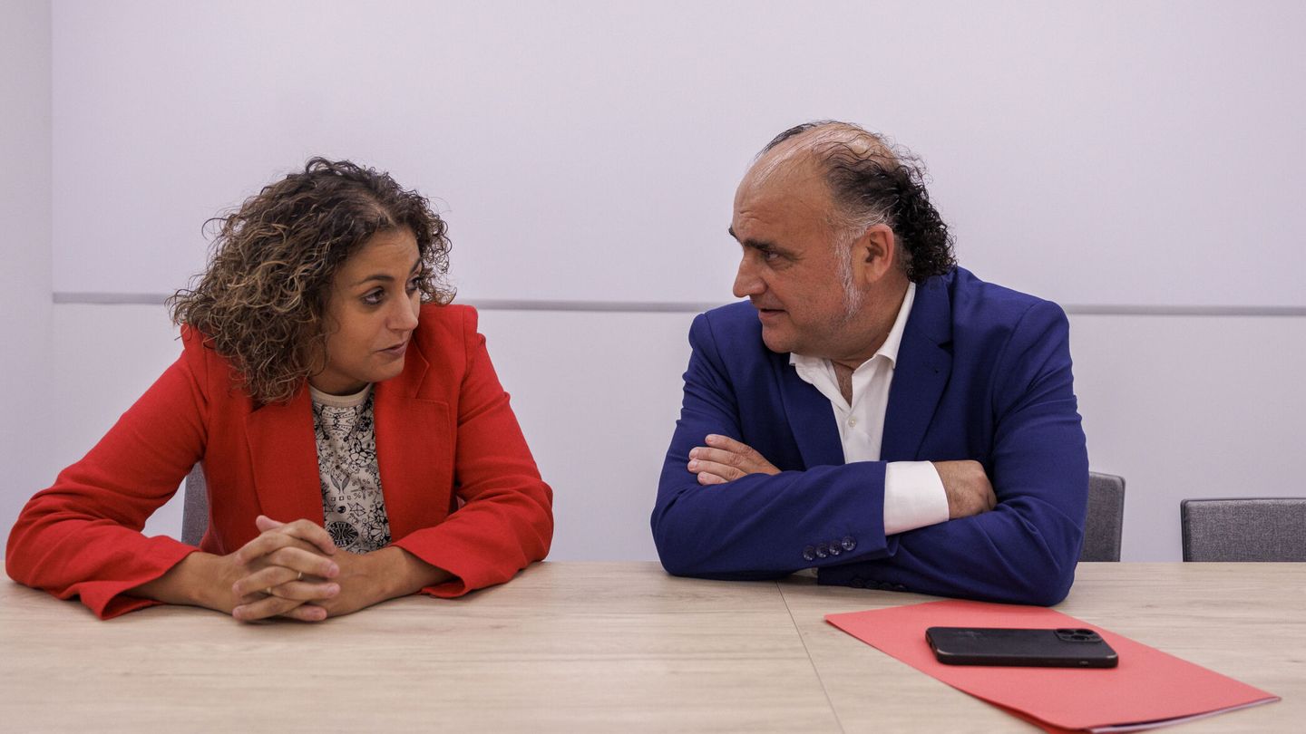 La presidenta de la Liga F, Beatriz Álvarez, y el anterior CEO de Finetwork, Manuel Hernández. (EFE/Sergio Pérez) 