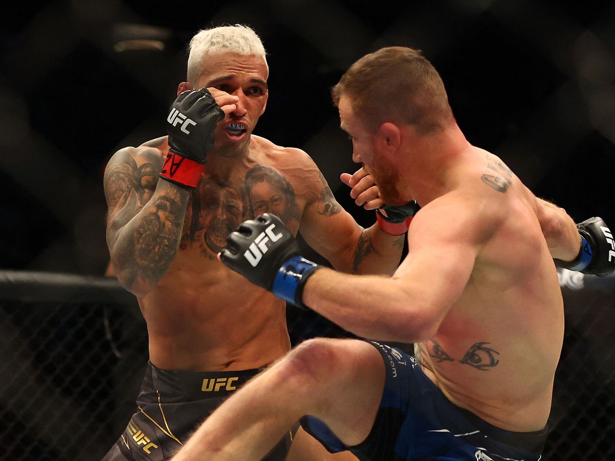 Foto:  Charles Oliveira contra Justin Gaethje en UFC 274. (USA TODAY Sports)
