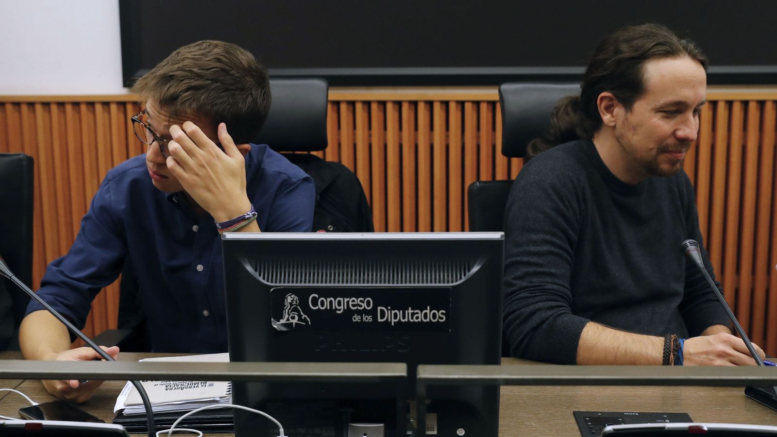 Foto: Pablo Iglesias e Íñigo Errejón, durante una reunión del grupo parlamentario en el Congreso. (EFE)