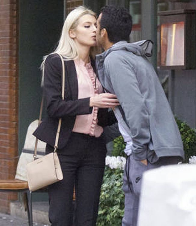 Pedro Rodríguez besando a su nueva pareja por las calles de Londres. (Foto: Vanitatis)