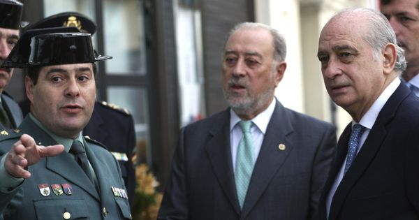 Foto: Gabino de Lorenzo, delegado del Gobierno en Asturias, junto al exministro Jorge Fernández Díaz. (EFE)