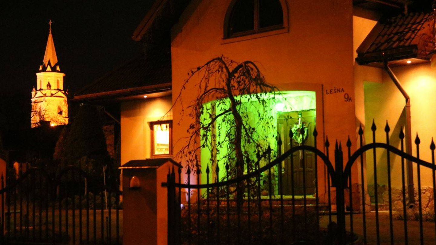 Una casa con luces verdes en un pueblo de la frontera polaca (María Zornoza)