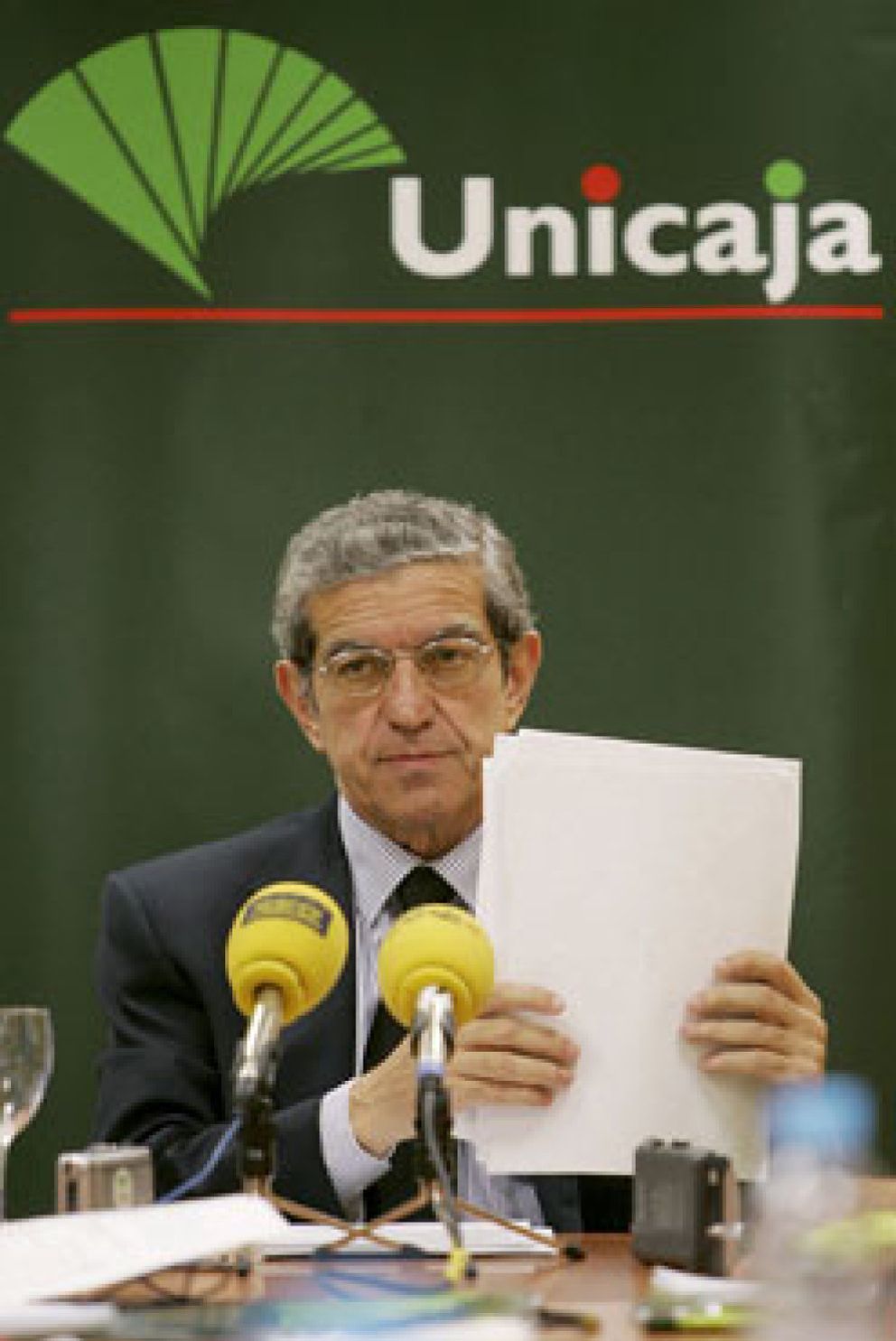 Foto: Medel y Gómez Sierra presentaron ayer al Banco de España el plan de fusión Unicaja-Cajasur