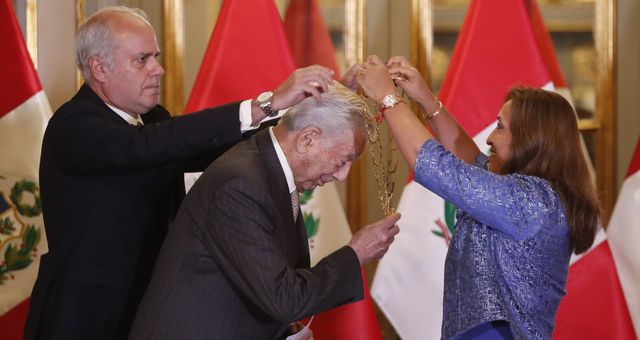 Mario Vargas Llosa, en el momento de la imposición de la Orden del Sol. (EFE/Paolo Aguilar)