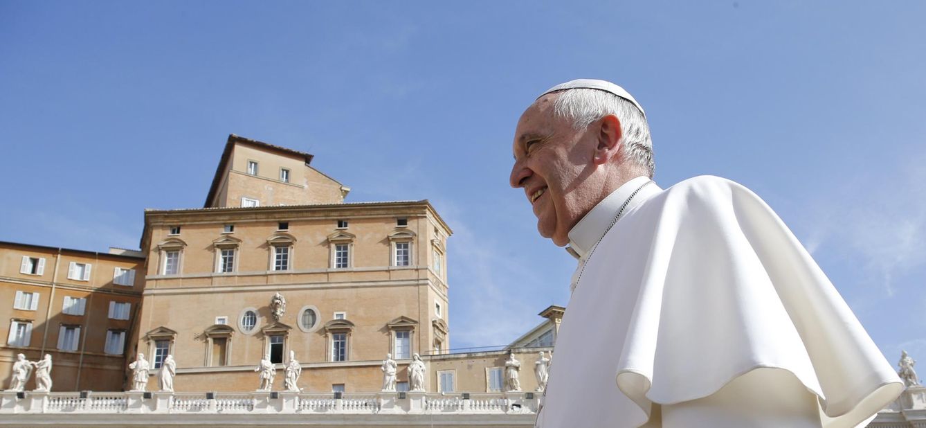 Foto: El Papa Francisco a su llegada a la audiencia semanal en la Plaza de San Pedro, en el Vaticano (Reuters).