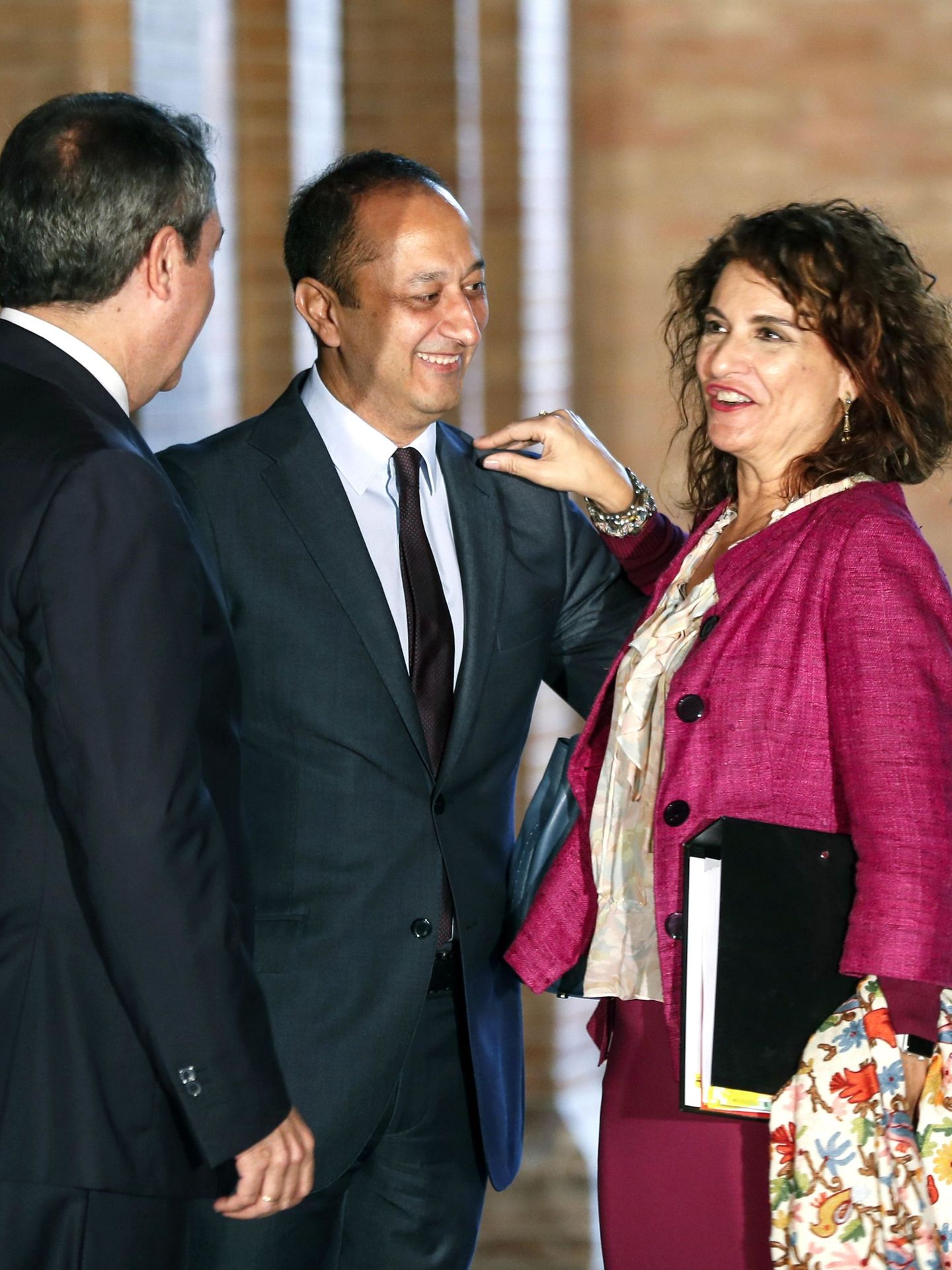 La ministra de Hacienda, María Jesús Montero, saluda al delegado del Gobierno en Andalucía, Alfonso Rodríguez Gómez de Celis (c), y al alcalde de Sevilla, Juan Espadas (i), el pasado 26 de octubre en la capital andaluza. (EFE)