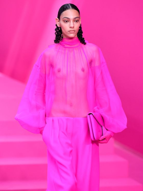 Modelo de la colección 'Pink PP' de Valentino. (Reuters)