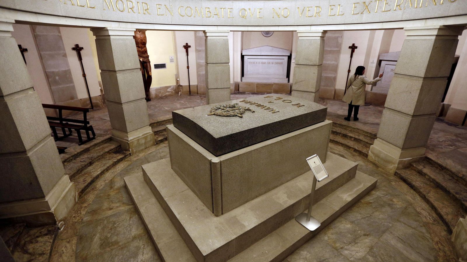 Foto: Interior de la cripta del Monumento a los Caidos donde se encuentran enterrados los restos del general José Sanjurjo. (EFE)