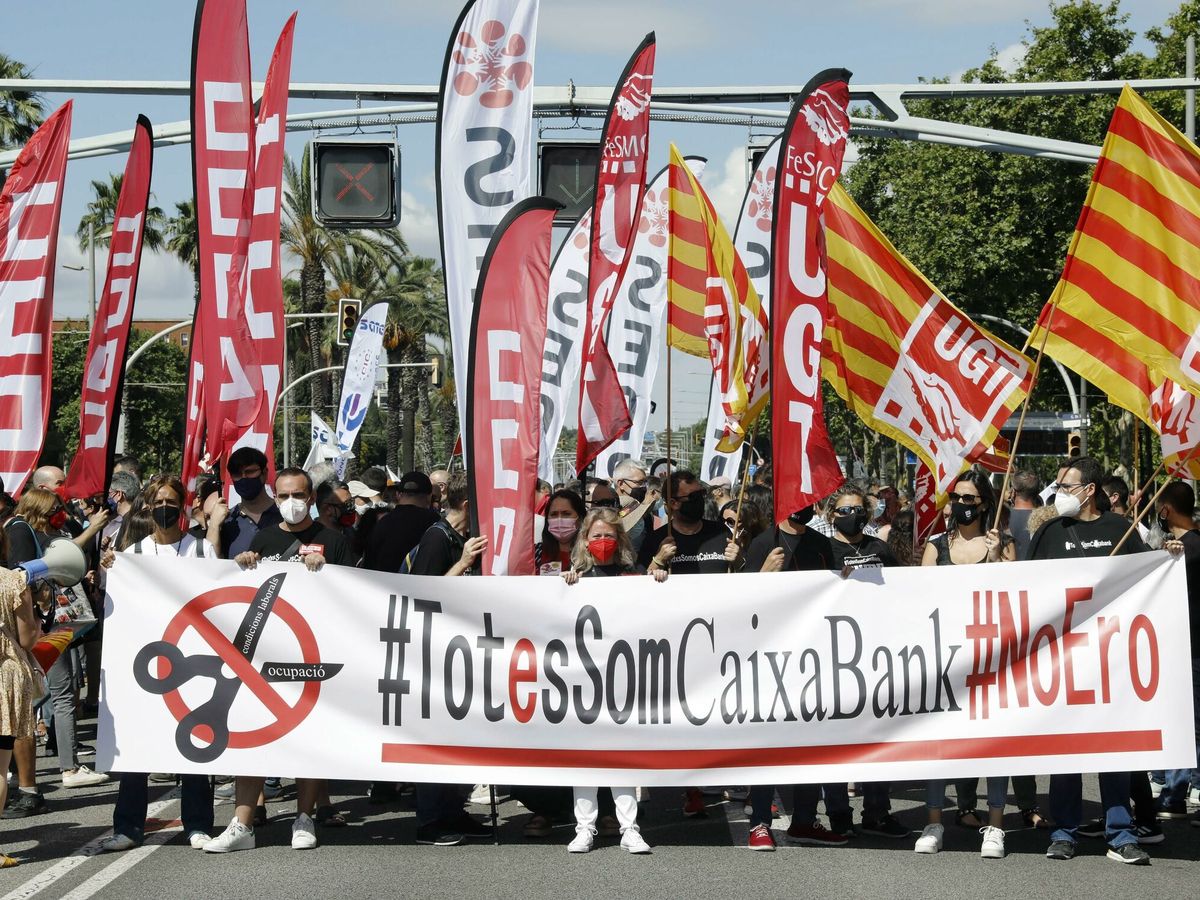 Foto: Protesta contra el ERE de CaixaBank, en Barcelona. (EFE)