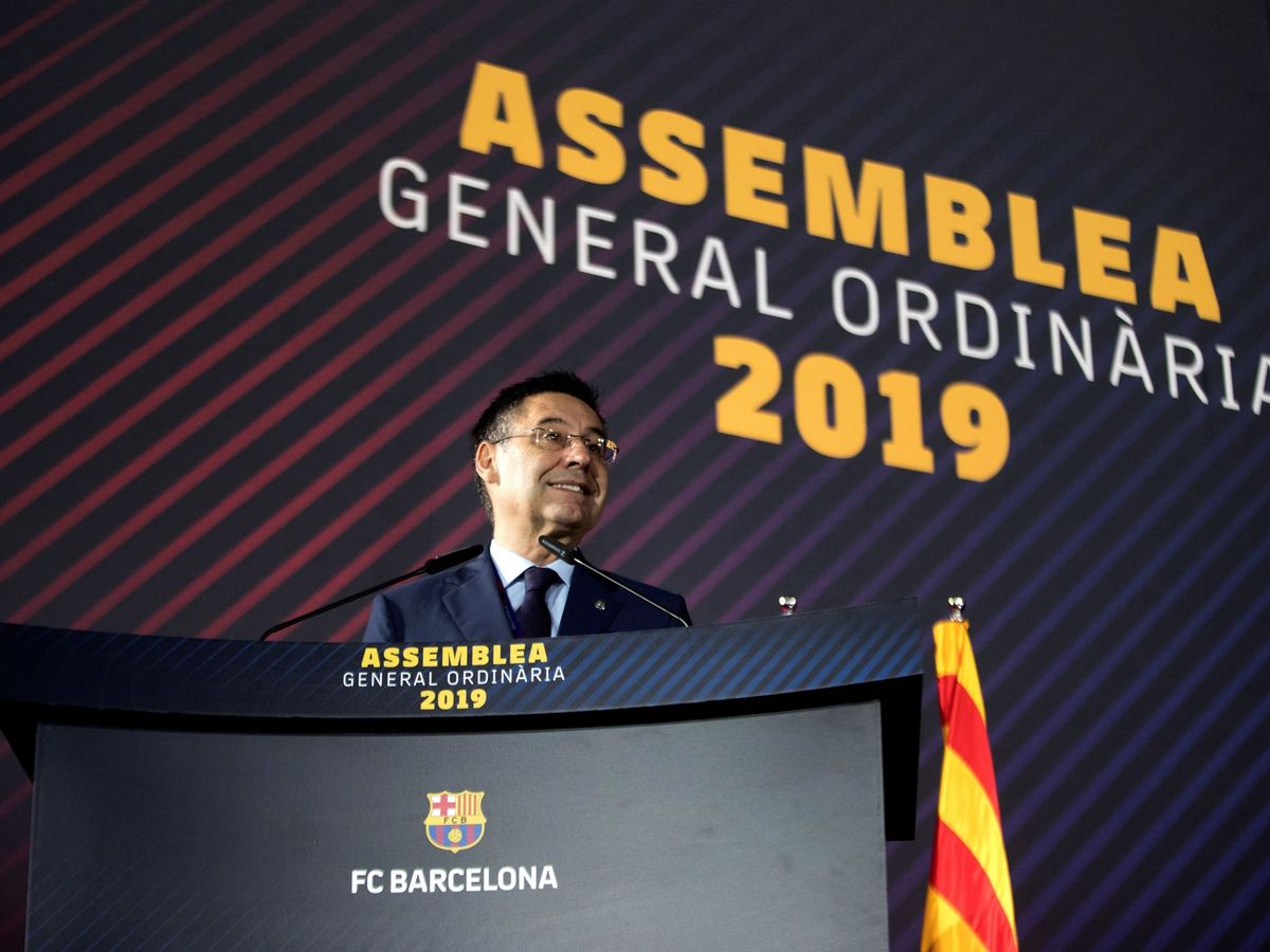 Foto: El presidente del FC Barcelona, Josep Maria Bartomeu, interviene en la asamblea de compromisarios del club. (EFE)