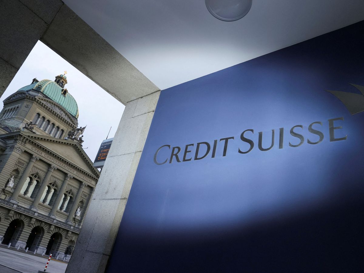 Foto: Logo de Credit Suisse junto al Parlamento de Suiza. (Reuters/Denis Balibouse)