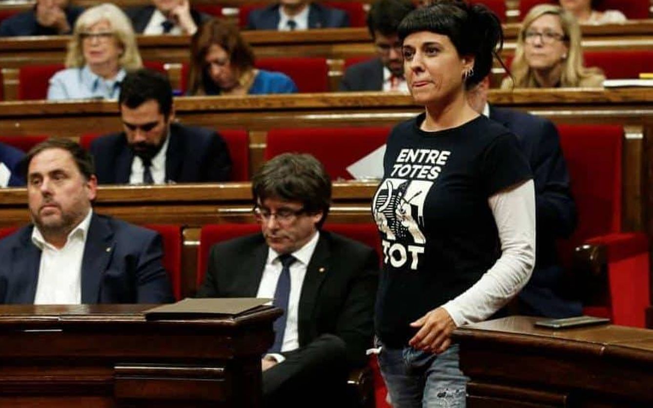 Puigdemont junto a Junqueras y Anna Gabriel en el Parlament. (EFE)