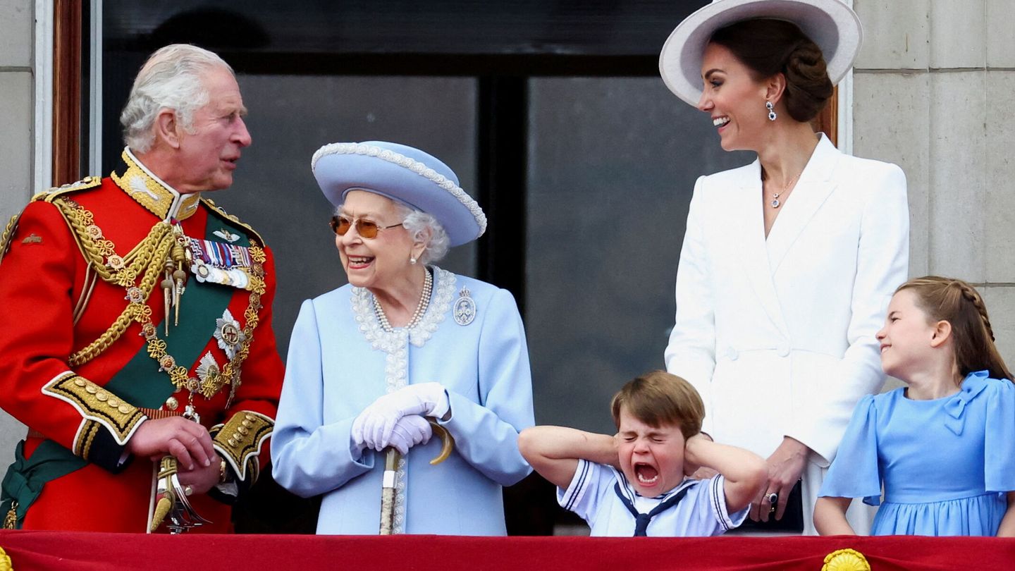 El príncipe Louis, protagonista en el balcón. (Reuters/Hannah McKay)