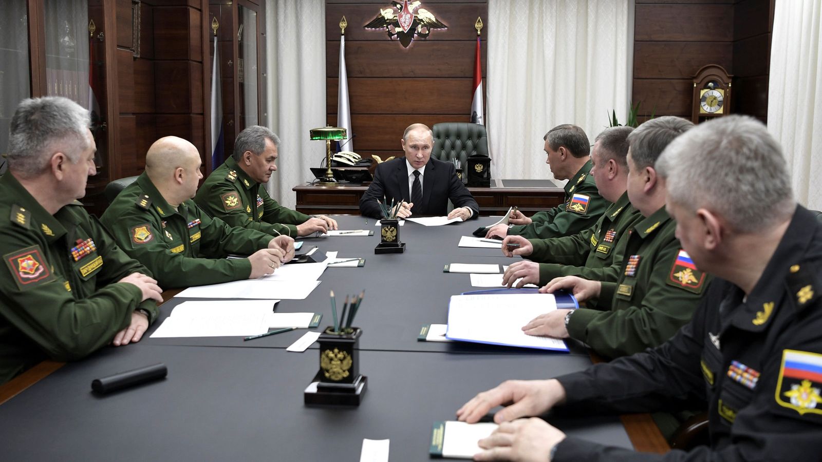 Foto: Vladímir Putin, el ministro de Defensa, Serguei Shoigu, y el jefe del estado mayor, Valery Gerasimov, se reúnen con altos oficiales militares en Moscú, el 22 de diciembre de 2016. (Reuters)